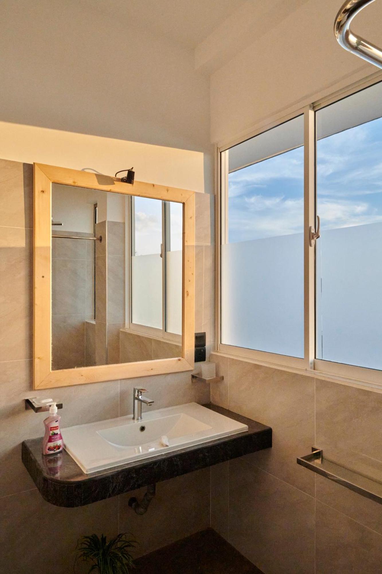 Kings Bay Beach Resort Гале Екстериор снимка