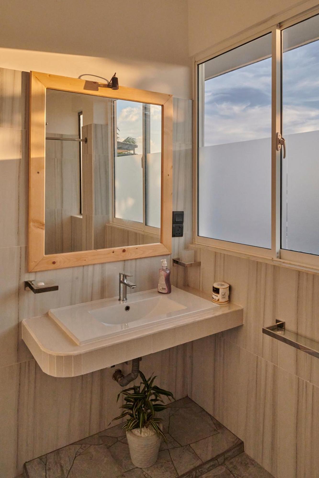 Kings Bay Beach Resort Гале Екстериор снимка
