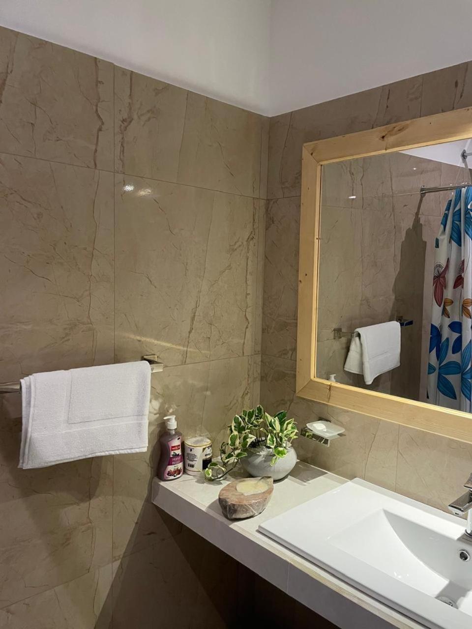 Kings Bay Beach Resort Гале Екстериор снимка